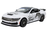 Modellauto Ford Mustang Dark Horse Livery Edition in weiß