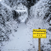 Schild Privatweg Kein Winterdienst Anwendungsbeispiel Gartenweg im Winter