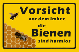 "VORSICHT vor dem Imker die BIENEN sind harmlos" Hinweisschild, gelber Hintergrund, schwarze Schrift, 2 Bienen , mit Bienenwabe