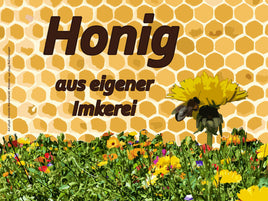Werbeschild "Honig aus eigener Imkerei" mit Honigwaben im Hintergrund und Blumenwiese im Vordergrund