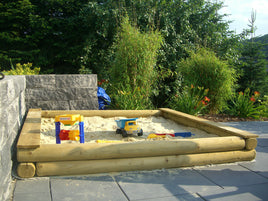 XXL Sandkasten aus kesseldruckimprägniertem Rundholz mit Sitzbrettern im Garten