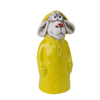Zaunhocker Schaf im gelben Regenmantel 