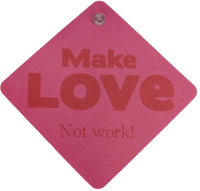 coole haftende Sprüche Schilder mit Saugnapf, rosa mit roten Schriftzug "Make LOVE Not work!"