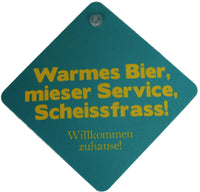 coole haftende Sprüche Schilder mit Saugnapf, Blau mit gelben Schriftzug "Warmes Bier, mieser Service, Scheissfrass! Willkommen zuhause!"