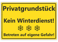 gelbes Warnschild mit Beschriftung Privatgrundstück Kein Winterdienst Betreten auf eigene Gefahr