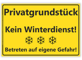 gelbes Warnschild mit Beschriftung Privatgrundstück Kein Winterdienst Betreten auf eigene Gefahr