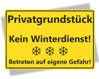 gelbes Warnschild mit Beschriftung Privatgrundstück Kein Winterdienst Betreten auf eigene Gefahr mit Schattenwurf