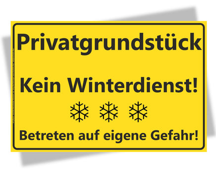 gelbes Warnschild mit Beschriftung Privatgrundstück Kein Winterdienst Betreten auf eigene Gefahr mit Schattenwurf