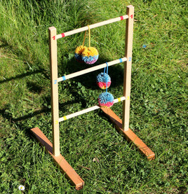 kleines Leitergolf Wurfspiel mit 3 Fadenbällen, Markierungen von 1 (in rot) über 2 (in hellblau) bis zur 3 (in gelb)