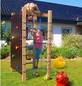 kompakter Spielturm für kleine Gärten, mit blauen Kletternetz, bunten Klettersteinen