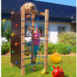 kompakter Spielturm für kleine Gärten, mit blauen Kletternetz, bunten Klettersteinen