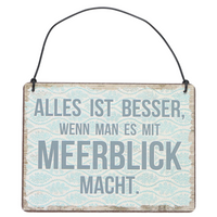 maritimes Metallschild mit dem Spruch Alles ist besser, wenn man es mit Meerblick macht