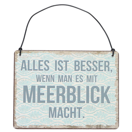 maritimes Metallschild mit dem Spruch Alles ist besser, wenn man es mit Meerblick macht