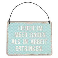maritimes Metallschild mit dem Spruch Lieber im Meer baden, als in Arbeit ertrinken