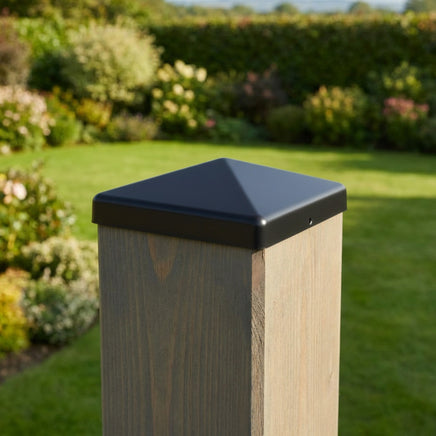 schwarze pulverbeschichtete Pfostenkappe auf Holzpfosten